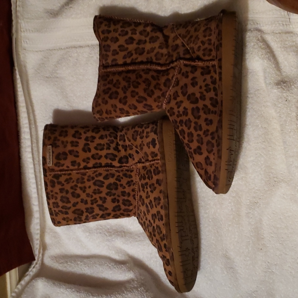 Bearpaw Leopard suede ankle bootie W size 8